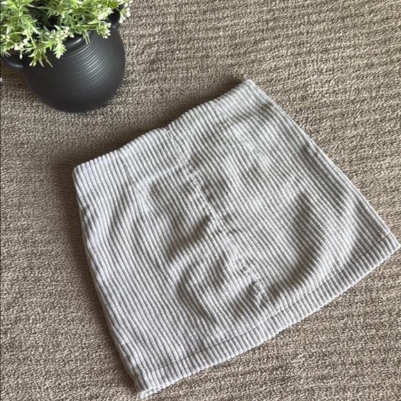 Lulu’s Gray Ribbed Skirt - Picture 4 of 5